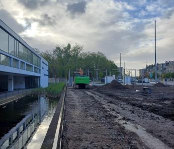 Ontharden van het voorplein aan kunstencentrum de Singel