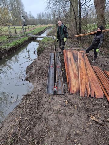 Voorbereidende werken voor het plaatsen van de damwand