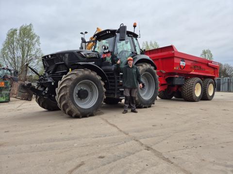 Chris met zijn nieuwe tractor Deutz-Fahr Agrotron 6210 Warrior en nieuwe BECO Maxxim 240 2-assige gronddumper