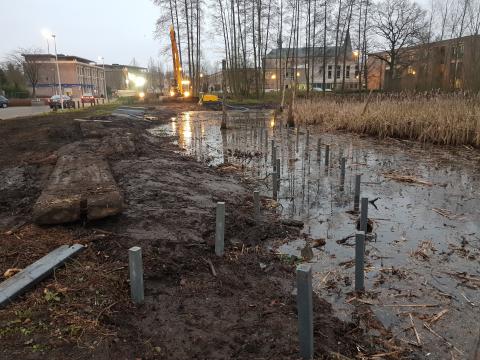 Plaatsen grondankers voor het knuppelpad