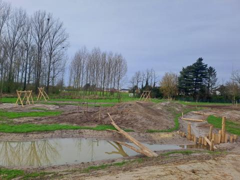 Het nieuwe speelterrein met slingerende wadi en aangelegde speelheuvels krijgt vorm